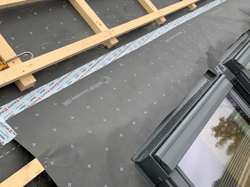 Dachsanierung mit Feuchtigkeitssperre am Dachfenster
